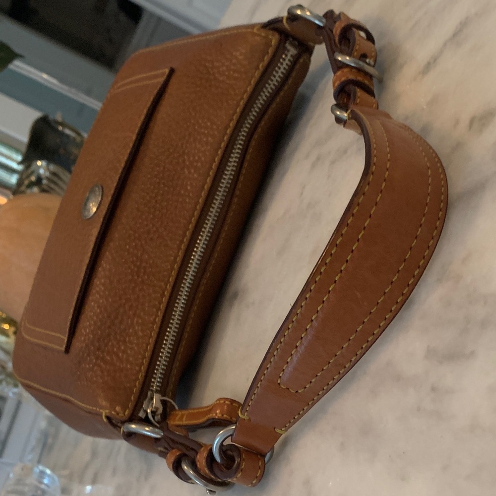Coach Tan Leather Shoulder Bag. 10X7   9”height of strap .excellent condition - Picture 5 of 6